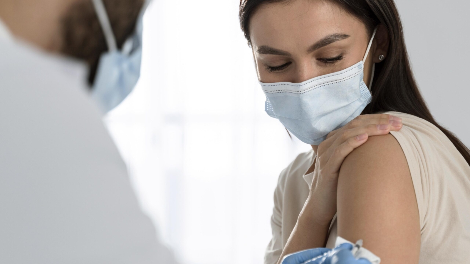 doctor-doing-vaccine-patient