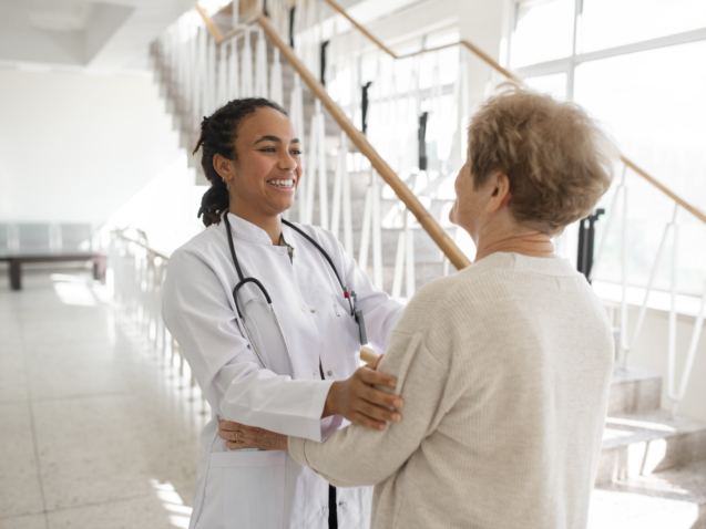 medium-shot-patient-doctor-chatting